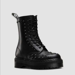 1490-stud Dr Martin’s